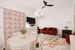 Na prodaju namješten duplex sa bazenom i pomoćnim objektom – Đenovići | 120 m² | 300 m od mora